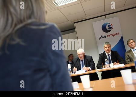 Nancy, France, le 25 fevrier 2010. Visite de Laurent Wauquiez sectaire dÍEtat charge de lÍEmploi aupres du Ministre de lÍEconomie, de lÍIndustrie et de lÍEmploi a Nancy, dans une plateforme Pole emploi dediee au NÁ dÍappel 3995, numero unique a destinat Banque D'Images