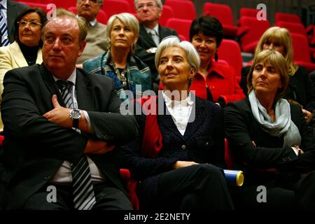 Marc-Philippe Daubresse et la ministre française de l'Ecomonie Christine Lagarde viennent soutenir la candidature de l'UMP à l'élection locale Valerie Letard à Marcq-en-Baroeul, au nord de la France, le 25 février 2010. Ici comme ils visitent l'usine de boulangerie industrielle Lesaf Banque D'Images