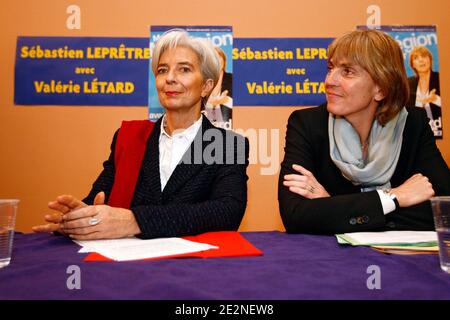 La ministre française du commerce électronique Christine Lagarde vient soutenir la candidature de l'UMP à l'élection locale Valerie Letard à Marcq-en-Baroeul, au nord de la France, le 25 février 2010. Ici, alors qu'ils visitent l'usine de boulangerie industrielle Lesaffre accompagnée avec le G Banque D'Images