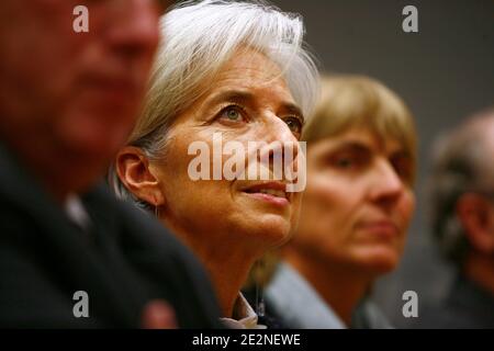 La ministre française du commerce électronique Christine Lagarde vient soutenir la candidature de l'UMP à l'élection locale Valerie Letard à Marcq-en-Baroeul, au nord de la France, le 25 février 2010. Ici, alors qu'ils visitent l'usine de boulangerie industrielle Lesaffre accompagnée avec le G Banque D'Images