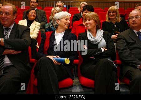 Marc-Philippe Daubresse et la ministre française de l'Ecomonie Christine Lagarde viennent soutenir la candidature de l'UMP à l'élection locale Valerie Letard à Marcq-en-Baroeul, au nord de la France, le 25 février 2010. Ici comme ils visitent l'usine de boulangerie industrielle Lesaf Banque D'Images