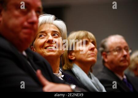 La ministre française du commerce électronique Christine Lagarde vient soutenir la candidature de l'UMP à l'élection locale Valerie Letard à Marcq-en-Baroeul, au nord de la France, le 25 février 2010. Ici, alors qu'ils visitent l'usine de boulangerie industrielle Lesaffre accompagnée avec le G Banque D'Images