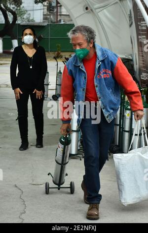 Mexico, Mexique. 13 janvier 2021. MEXICO, MEXIQUE - JANVIER 14 : une personne transporte son réservoir d'oxygène après le remplissage, pour son parent infecté par le COV-2 du SRAS qui cause la maladie de Covid-19. Le gouvernement mexicain a lancé le programme de bienfaisance « A Breather for Ecatepec » pour soutenir les personnes qui ont besoin de réservoirs d'oxygène en raison d'une infection par le coronavirus le 14 janvier 2021 à Mexico, Mexique (photo par Eyepix Group/Pacific Press) crédit: Pacific Press Media production Corp./Alay Live News Banque D'Images