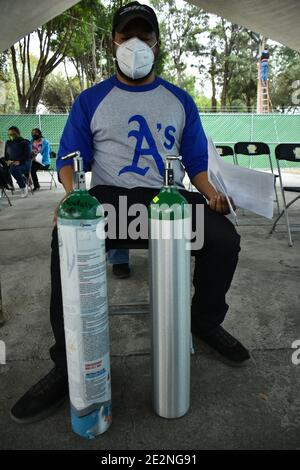 Mexico, Mexique. 13 janvier 2021. MEXICO, MEXIQUE - JANVIER 14 : une personne attend son tour pour remplir un réservoir d'oxygène pour son parent infecté par le COV-2 du SRAS qui cause la maladie de Covid-19. Le gouvernement mexicain a lancé le programme de bienfaisance « A Breather for Ecatepec » pour soutenir les personnes qui ont besoin de réservoirs d'oxygène en raison d'une infection par le coronavirus le 14 janvier 2021 à Mexico, Mexique (photo par Eyepix Group/Pacific Press) crédit: Pacific Press Media production Corp./Alay Live News Banque D'Images