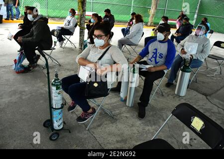 Mexico, Mexique. 13 janvier 2021. MEXICO, MEXIQUE - JANVIER 14 : une personne attend son tour pour remplir un réservoir d'oxygène pour son parent infecté par le COV-2 du SRAS qui cause la maladie de Covid-19. Le gouvernement mexicain a lancé le programme de bienfaisance « A Breather for Ecatepec » pour soutenir les personnes qui ont besoin de réservoirs d'oxygène en raison d'une infection par le coronavirus le 14 janvier 2021 à Mexico, Mexique (photo par Eyepix Group/Pacific Press) crédit: Pacific Press Media production Corp./Alay Live News Banque D'Images