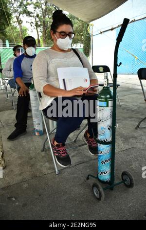 Mexico, Mexique. 13 janvier 2021. MEXICO, MEXIQUE - JANVIER 14 : une personne attend son tour pour remplir un réservoir d'oxygène pour son parent infecté par le COV-2 du SRAS qui cause la maladie de Covid-19. Le gouvernement mexicain a lancé le programme de bienfaisance « A Breather for Ecatepec » pour soutenir les personnes qui ont besoin de réservoirs d'oxygène en raison d'une infection par le coronavirus le 14 janvier 2021 à Mexico, Mexique (photo par Eyepix Group/Pacific Press) crédit: Pacific Press Media production Corp./Alay Live News Banque D'Images