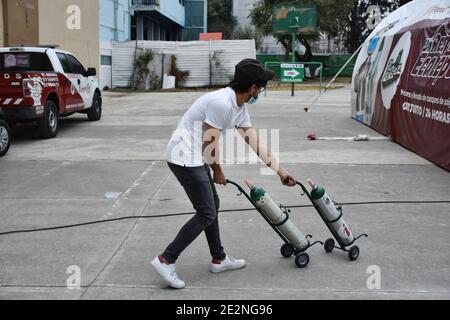 Mexico, Mexique. 13 janvier 2021. MEXICO, MEXIQUE - JANVIER 14 : une personne transporte son réservoir d'oxygène après le remplissage, pour son parent infecté par le COV-2 du SRAS qui cause la maladie de Covid-19. Le gouvernement mexicain a lancé le programme de bienfaisance « A Breather for Ecatepec » pour soutenir les personnes qui ont besoin de réservoirs d'oxygène en raison d'une infection par le coronavirus le 14 janvier 2021 à Mexico, Mexique (photo par Eyepix Group/Pacific Press) crédit: Pacific Press Media production Corp./Alay Live News Banque D'Images