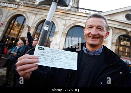 Le maire de Loos-en-Gohelle, Jean-François Caron, chef de la liste du parti "Europe Ecologie" pour les élections régionales du Nord-pas-de-Calais en mars 7, tient une brochure de campagne sous forme de billet de train lors de la campagne à Lille, au nord de la France Banque D'Images