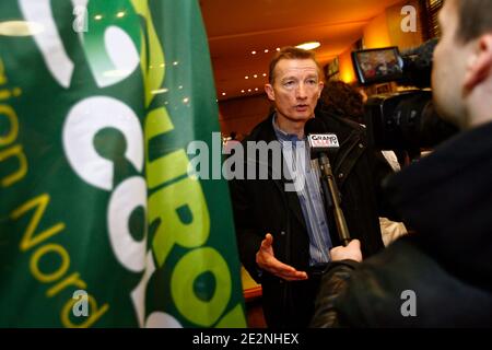 Le maire de Loos-en-Gohelle, Jean-François Caron, chef de la liste du parti "Europe Ecologie" pour la région Nord-pas-de-Calais pour les élections régionales du 7 mars, fait campagne à Lille, au nord de la France, le 1er mars 2010. Photo de Mikael Libert/ABACAPRESS.COM Banque D'Images