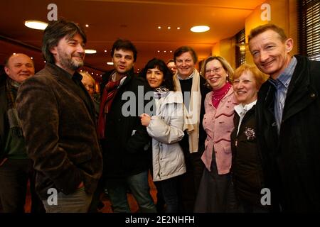 Le maire de Loos-en-Gohelle, Jean-François Caron (R), chef de la liste du parti "Europe Ecologie" pour la région Nord-pas-de-Calais pour les élections régionales du 7 mars, campagne à Lille, au nord de la France, le 1er mars 2010. Photo de Mikael Libert/ABACAPRESS.COM Banque D'Images