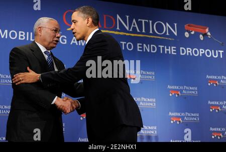 LE président AMÉRICAIN Barack Obama va la main avec l'ancien secrétaire d'État général Colin Powell, après avoir prononcé un discours lors d'un événement éducatif de l'America's Promise Alliance, à Washington DC, aux États-Unis, le 1er mars 2010. Obama a annoncé de nouvelles mesures pour améliorer les écoles du pays, et a cité l'Alliance, fondée par l'ancien secrétaire d'État Colin Powell, comme un exemple d'une organisation de partenariat dédiée à l'amélioration de la vie des enfants et des jeunes de l'Amérique. Photo de Mike Theiler/ABACAPRESS.COM (photo : Barack Obama, Colin Powell) Banque D'Images