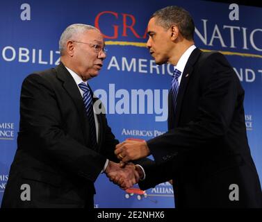 LE président AMÉRICAIN Barack Obama va la main avec l'ancien secrétaire d'État général Colin Powell, après avoir prononcé un discours lors d'un événement éducatif de l'America's Promise Alliance, à Washington DC, aux États-Unis, le 1er mars 2010. Obama a annoncé de nouvelles mesures pour améliorer les écoles du pays, et a cité l'Alliance, fondée par l'ancien secrétaire d'État Colin Powell, comme un exemple d'une organisation de partenariat dédiée à l'amélioration de la vie des enfants et des jeunes de l'Amérique. Photo de Mike Theiler/ABACAPRESS.COM (photo : Barack Obama, Colin Powell) Banque D'Images