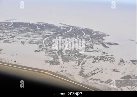 La vue aérienne montre des maisons et des rues inondées sur la côte atlantique entre la Rochelle et l'Aiguillon-sur-Mer, dans l'ouest de la France, le 1er mars 2010, après que la tempête de Xynthia a frappé la côte la veille, tuant au moins 50 personnes, faisant de grandes vagues dans les villes exposées, inondant des centaines de maisons. Photo de Frank Perry/Pool/ABACAPRESS.COM Banque D'Images