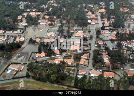 La vue aérienne montre des maisons et des rues inondées sur la côte atlantique entre la Rochelle et l'Aiguillon-sur-Mer, dans l'ouest de la France, le 1er mars 2010, après que la tempête de Xynthia a frappé la côte la veille, tuant au moins 50 personnes, faisant de grandes vagues dans les villes exposées, inondant des centaines de maisons. Photo de Frank Perry/Pool/ABACAPRESS.COM Banque D'Images