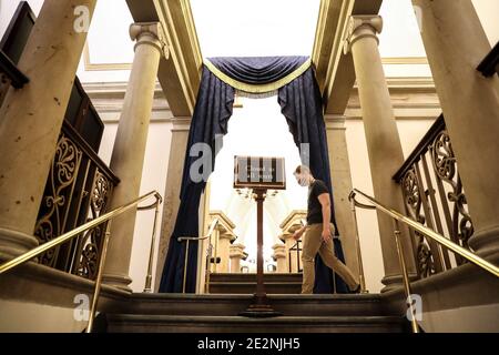 Washington, États-Unis. 14 janvier 2021. Une personne marche près de la crypte du Capitole des États-Unis à Washington, DC, le 14 janvier 2021. (Photo d'Oliver Contreras/SIPA USA) Credit: SIPA USA/Alay Live News Banque D'Images