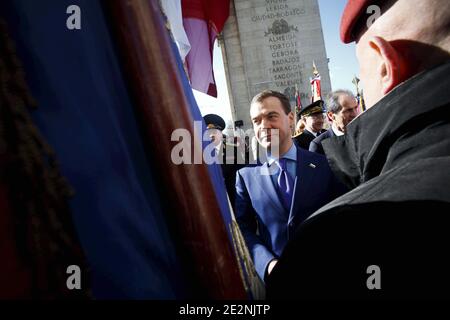 Le 2 mars 2010, le président russe Dmitry Medvedev, le Premier ministre français des anciens combattants Hubert Falco rend hommage à la tombe du soldat inconnu sous l'Arc de Triomphe à Paris. Photo de Denis/Pool/ABACAPRESS.COM Banque D'Images