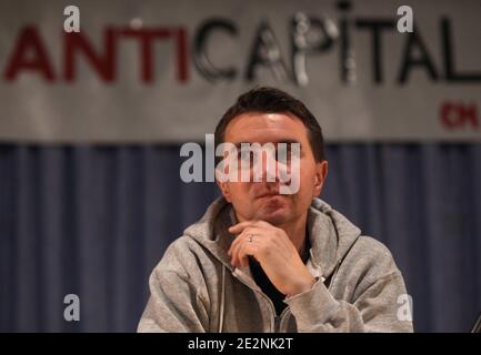 Olivier Besancenot, dirigeant du Parti anti-capitaliste français (NPA), assistait à un rassemblement politique pour les prochaines élections régionales, à Venissieux, en banlieue de Lyon, en France, le 1er mars 2010. Photo de Vincent Dargent/ABACAPRESS.COM Banque D'Images