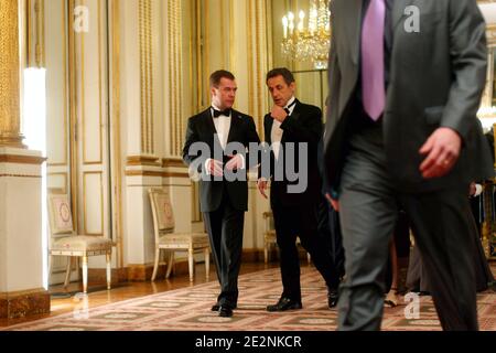 Le président français Nicolas Sarkozy accueille son homologue russe Dmitry Medvedev avant un dîner d’État en l’honneur du président russe au palais de l’Elysée à Paris, en France, le 2 mars 2010. Photo de Denis/Pool/ABACAPRESS.COM Banque D'Images