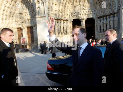 Le président russe Dmitri Medvedev se dévisse après avoir visité la cathédrale notre-Dame, à Paris, en France, le 2 mars 2010. La Russie et la France ont porté leur audience à un nouveau niveau lundi à Paris, en entrant dans les discussions sur la vente de quatre navires de guerre français à Moscou, se tenant ensemble contre un Iran nucléarisé et appelant à un nouvel ordre financier mondial. Photo de Christophe Ena/Pool/ABACAPRESS.COM Banque D'Images