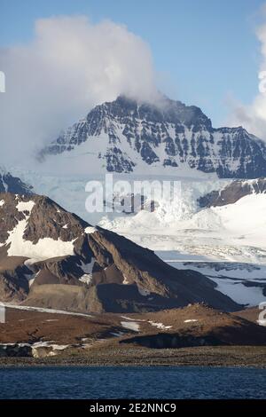 Vue lointaine sur la baie de St Andrews, avec glacier et colonie de pingouins King, Île de Géorgie du Sud 8 décembre 2015 Banque D'Images