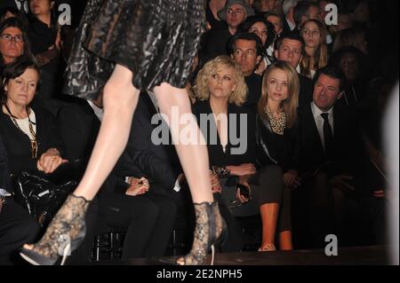 (G-D) Charlize Theron, Delphine Arnault et le ministre français du Commerce junior Christian Estrosi à la première rangée du salon de mode Dior automne-hiver 2010/2011 prêt-à-porter qui s'est tenu aux Tuileries à Paris, en France, le 5 mars 2010. Photo de Briquet-Nebinger-Guibbbaud-Orban/ABACAPRESS.COM Banque D'Images