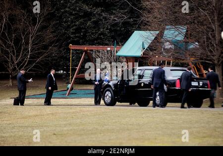 Les agents des services secrets entourent la limousine du président américain Barack Obama à l'entrée sud de la Maison Blanche, Washington D.C., États-Unis, le 5 mars 2010. Photo par Olivier Douliery/ABACAPRESS.COM Banque D'Images