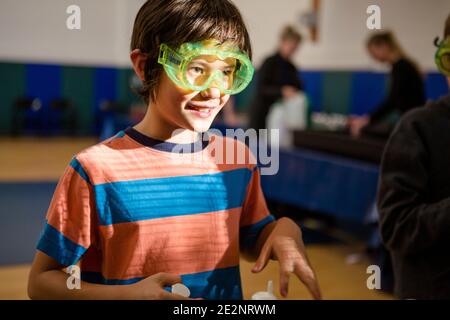 Un beau garçon est très léger et porte des lunettes de sécurité Banque D'Images