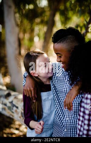 Gros plan des frères et sœurs qui s'embrassent au parc de Chula Vista Banque D'Images