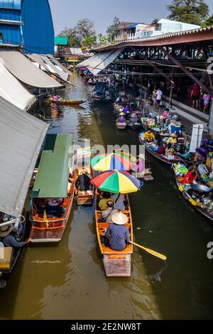 Un bateau de visite a un Jam de bateau en rondins dans Le marché flottant de Damnoen Banque D'Images