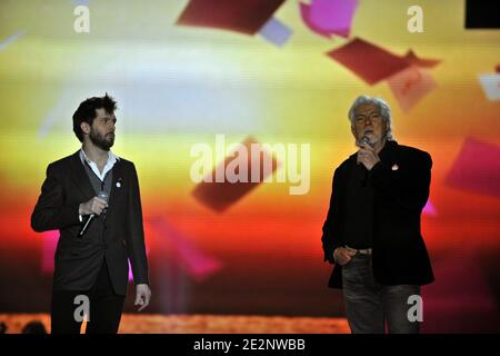 Hugh Coltman et Hugues Aufray se sont déroulés lors de la 25e cérémonie des "vice-maires de la musique" qui s'est tenue au hall Zenith à Paris, en France, le 6 mars 2010. Photo de Christophe Guibbbaud/ABACAPRESS.COM Banque D'Images