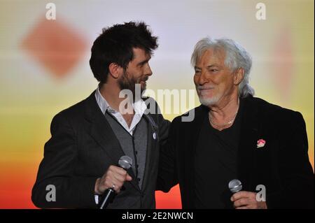 Hugh Coltman et Hugues Aufray se sont déroulés lors de la 25e cérémonie des "vice-maires de la musique" qui s'est tenue au hall Zenith à Paris, en France, le 6 mars 2010. Photo de Christophe Guibbbaud/ABACAPRESS.COM Banque D'Images