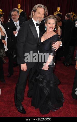 Susan Geston et Jeff Bridges arrivent à la 82e cérémonie de remise des prix de l'Académie, qui s'est tenue au Kodak Theatre de Los Angeles, Californie, États-Unis, lors du match 07, 2010. Photo de Lionel Hahn/ABACAPRESS.COM (photo : Susan Geston, Jeff Bridges) Banque D'Images