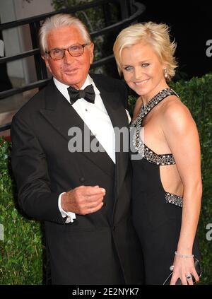George Hamilton et Barbara Sturm arrivent à la Vanity Fair Oscar Party 2010, qui s'est tenue à la Tour du coucher du soleil à Los Angeles, CA, États-Unis, le 07 mars 2010. Photo de Mehdi Taamallah/ABACAPRESS.COM (photo : George Hamilton, Barbara Sturm) Banque D'Images
