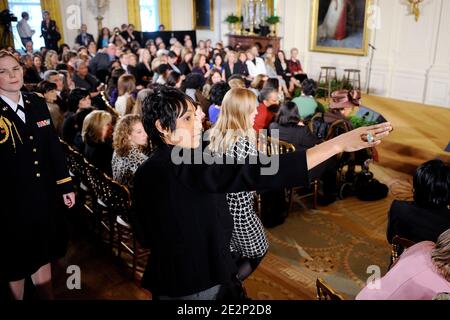 La secrétaire sociale de la Maison Blanche, Desiree Rogers, assiste à une réception en l'honneur de la Journée internationale de la femme, organisée par le président américain Barack Obama et la première dame Michelle Obama à la salle est de la Maison Blanche à Washington, DC, Etats-Unis, le 8 mars 2010. La réception a honoré des femmes du monde entier et leurs réalisations. Photo par Olivier Douliery/ABACAPRESS.COM Banque D'Images