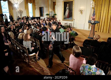 La secrétaire sociale de la Maison Blanche, Desiree Rogers, assiste à une réception en l'honneur de la Journée internationale de la femme, organisée par le président américain Barack Obama et la première dame Michelle Obama à la salle est de la Maison Blanche à Washington, DC, Etats-Unis, le 8 mars 2010. La réception a honoré des femmes du monde entier et leurs réalisations. Photo par Olivier Douliery/ABACAPRESS.COM Banque D'Images
