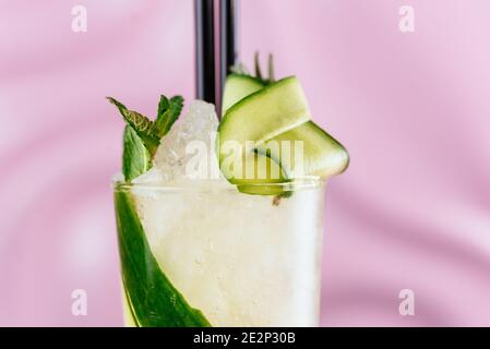 Boisson perfusée au concombre et à la menthe. Détox eau. Banque D'Images