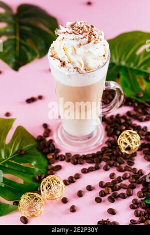 Chocolat chaud ou café à la crème fouettée servi avec une canne à sucre, des guimauves et une étoile de pain d'épice, vue de face Banque D'Images