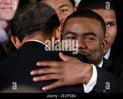 LE président AMÉRICAIN Barack Obama coupe le vainqueur du trophée Heisman et revient à Mark Ingram lors d'un événement à l'East Room pour accueillir des membres de l'Alabama Crimson Tide, à la Maison Blanche à Washington, DC, USA le 8 mars 2010. Obama a souhaité la bienvenue au champion du SCB 2009 pour honorer son 13e championnat et une saison indéfait. Photo par Alex Wong/ABACAPRESS.COM Banque D'Images