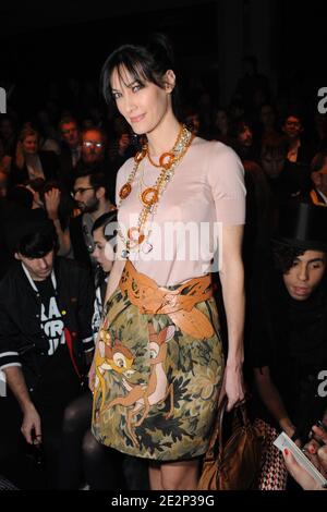 Mareva Galanter assiste au salon de la collection prêt-à-porter Jean-Charles de Castelbajac automne-hiver 2010/2011 qui s'est tenu au carrousel du Louvre à Paris, France, le 9 mars 2010. Photo de Nicolas Briquet/ABACAPRESS.COM Banque D'Images