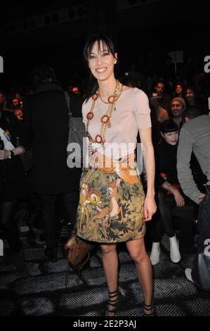 Mareva Galanter assiste au salon de la collection prêt-à-porter Jean-Charles de Castelbajac automne-hiver 2010/2011 qui s'est tenu au carrousel du Louvre à Paris, France, le 9 mars 2010. Photo de Nicolas Briquet/ABACAPRESS.COM Banque D'Images