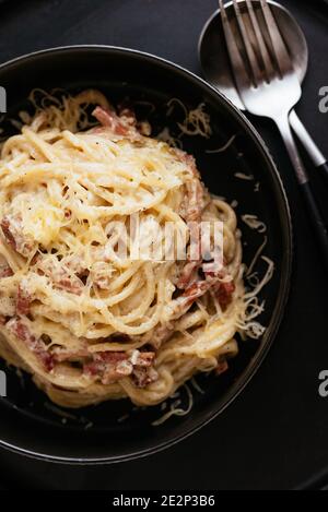 Classique Pasta carbonara Italian. Décoré de spaghetti à la tangliatelle, d'œufs et de parmesan Banque D'Images