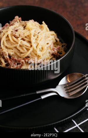 Classique Pasta carbonara Italian. Décoré de spaghetti à la tangliatelle, d'œufs et de parmesan Banque D'Images