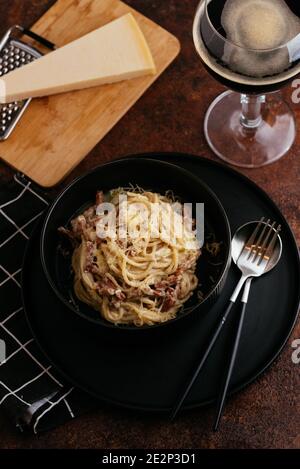 Classique Pasta carbonara Italian. Décoré de spaghetti à la tangliatelle, d'œufs et de parmesan Banque D'Images