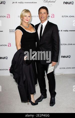 Rob Lowe et sa femme Sheryl Berkoff arrivent pour la 18e édition annuelle des prix de l'Académie Elton John AIDS Foundation, qui a eu lieu au Pacific Design Center de West Hollywood, CA, USA le 07 mars 2010. Photo de Tony DiMaio/ABACAPRESS.COM (en photo : Rob Lowe, Sheryl Berkoff) Banque D'Images