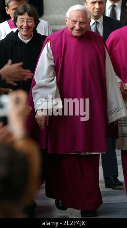 Photo du dossier datée du 25 avril 2005 du frère du pape Benoît XVI, Georg Ratzinger, accompagné de la femme de ménage du pape, Ingrid Stampa (à gauche) à Rome, en Italie. L'Église catholique a été plongée dans une nouvelle crise sur la façon dont elle a géré les mauvais traitements infligés aux enfants après qu'il soit apparu que le frère du Pape, ÀGeorg Ratzinger, dirigeait un chœur renommé au centre de certaines des dernières revendications. Photo par Eric Vandeville/ABACAPRESS.COM Banque D'Images