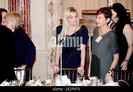L'actrice Reese Witherspoon, présidente honoraire de la Fondation Avon pour les femmes, participe à un petit déjeuner de bienvenue au Département d'État le 10 2010 mars à Washington D.C. photo par Olivier Douliery /ABACAPRESS.COM Banque D'Images
