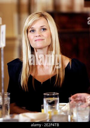L'actrice Reese Witherspoon, présidente honoraire de la Fondation Avon pour les femmes, participe à un petit déjeuner de bienvenue au Département d'État le 10 2010 mars à Washington D.C. photo par Olivier Douliery /ABACAPRESS.COM Banque D'Images