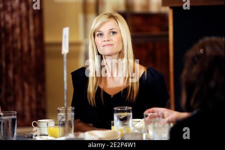 L'actrice Reese Witherspoon, présidente honoraire de la Fondation Avon pour les femmes, participe à un petit déjeuner de bienvenue au Département d'État le 10 2010 mars à Washington D.C. photo par Olivier Douliery /ABACAPRESS.COM Banque D'Images