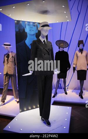 L'atmosphère à l'exposition Yves Saint Laurent lancement au petit Palais à Paris, France le 10 mars 2010. Photo de Nicolas Briquet/ABACAPRESS.COM Banque D'Images