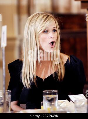 L'actrice Reese Witherspoon, présidente honoraire de la Fondation Avon pour les femmes, participe à un petit déjeuner de bienvenue au Département d'État le 10 2010 mars à Washington D.C. photo par Olivier Douliery /ABACAPRESS.COM Banque D'Images